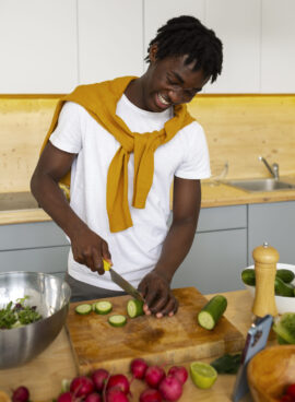 medium-shot-man-cooking-with-smartphoneLSDC3